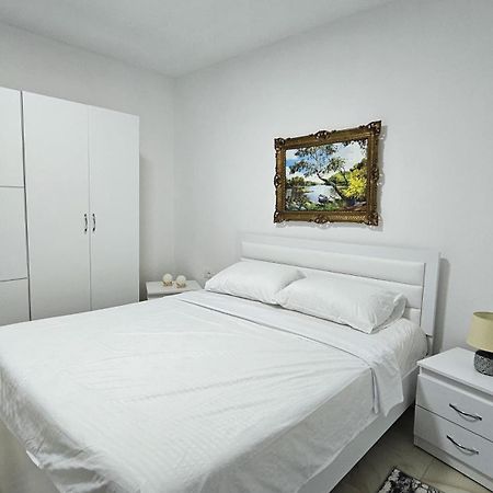 Guesthouse Albi เบราท ภายนอก รูปภาพ