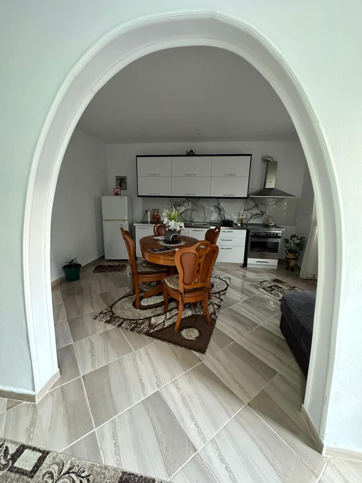 Guesthouse Albi เบราท ภายนอก รูปภาพ