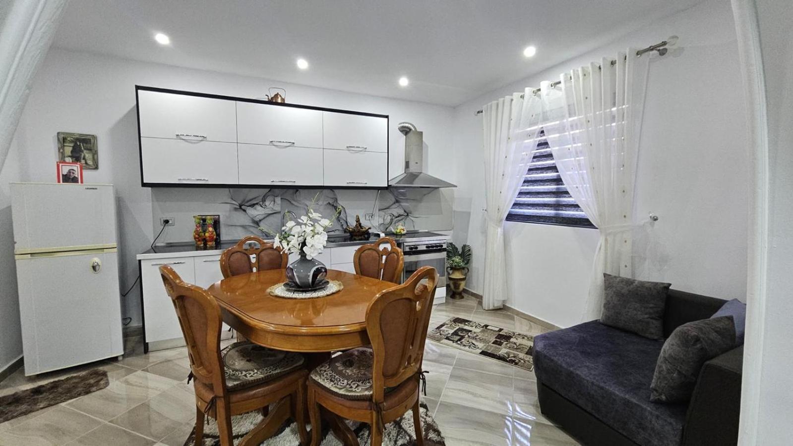 Guesthouse Albi เบราท ภายนอก รูปภาพ