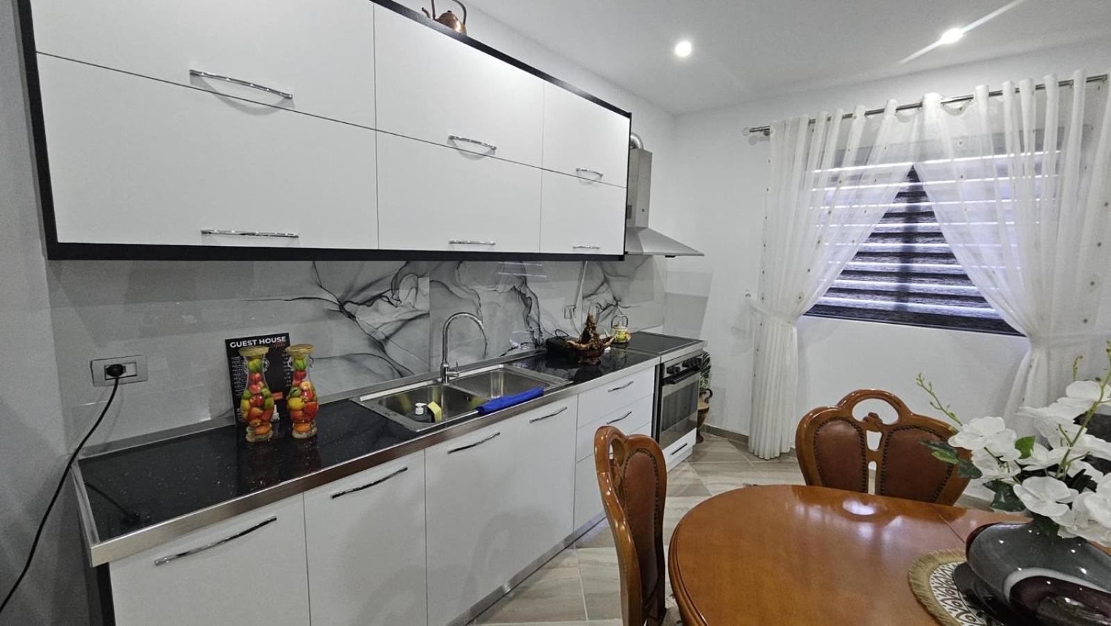 Guesthouse Albi เบราท ภายนอก รูปภาพ