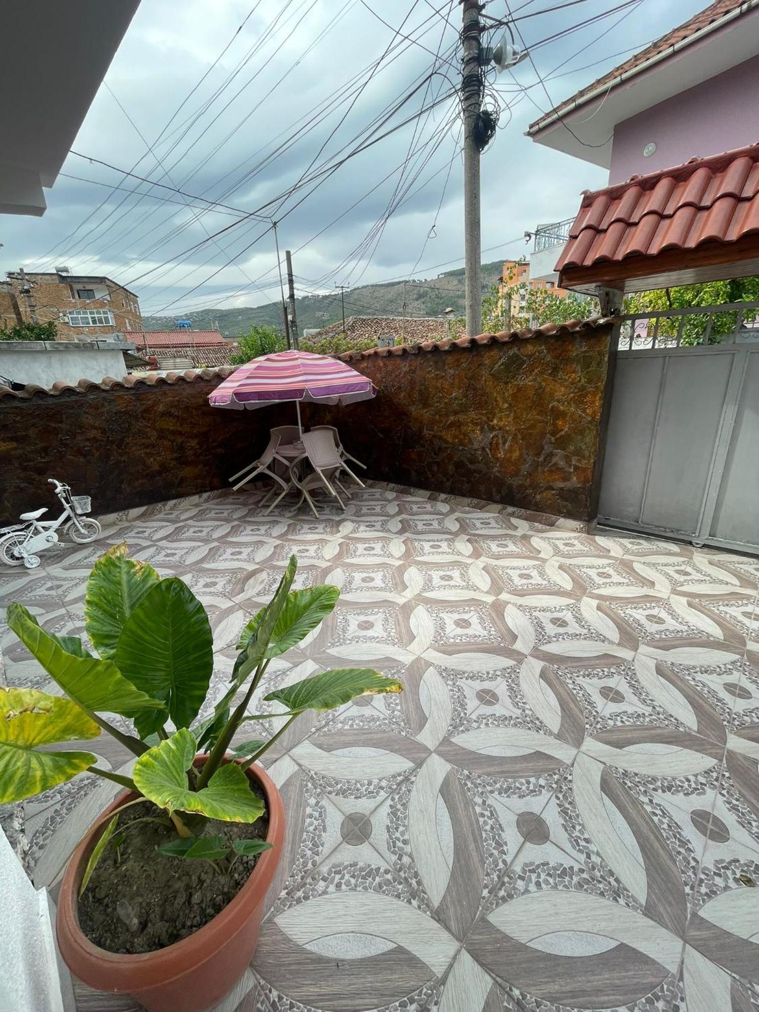 Guesthouse Albi เบราท ภายนอก รูปภาพ