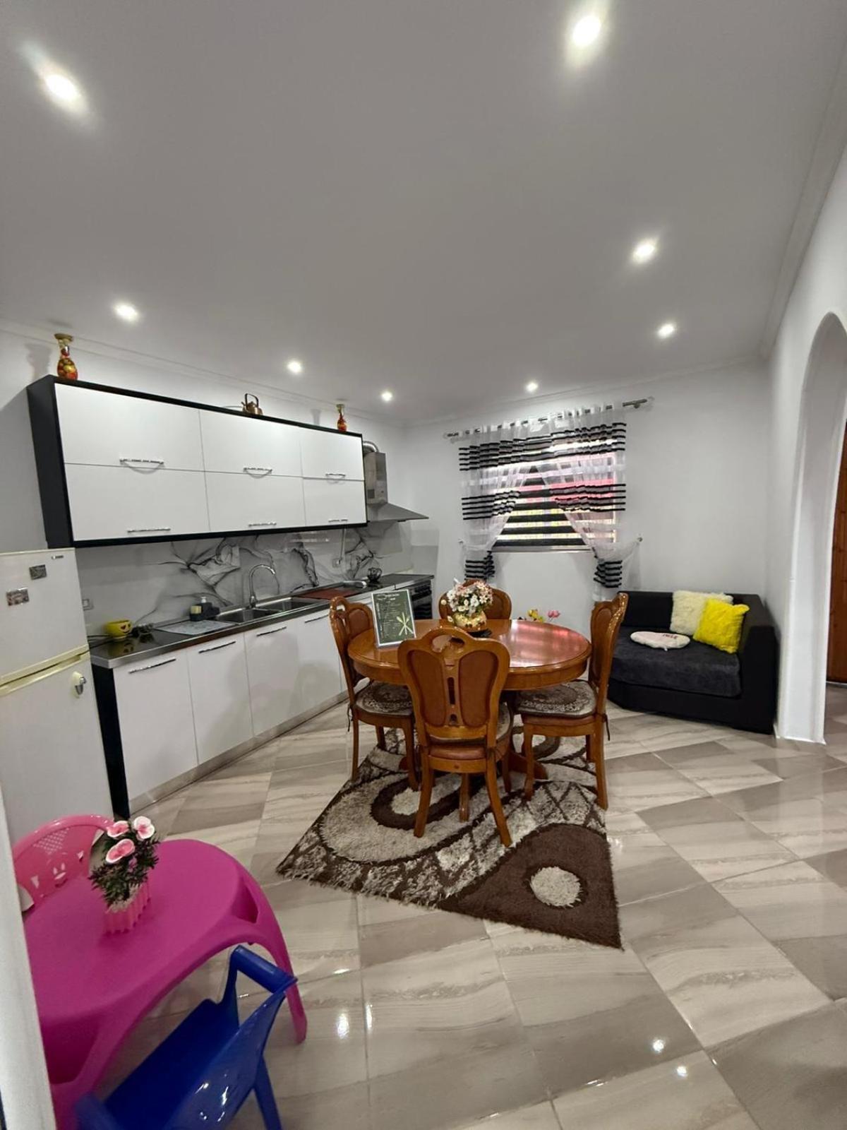 Guesthouse Albi เบราท ภายนอก รูปภาพ
